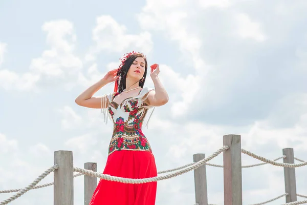 Oekraïense Modieuze Vrouw Borduurwerk Traditionele Jurk Concept Van Dappere Oekraïne — Stockfoto