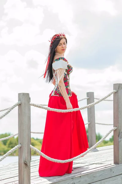 우크라이나 의상을 우크라이나 사람들의 여성들을 차별적 스타일 보호는 패션적 사항을 — 스톡 사진
