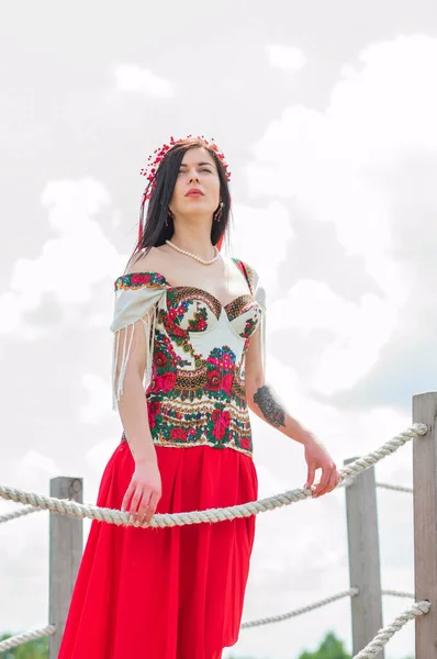 우크라이나 의상을 우크라이나 사람들의 여성들을 차별적 스타일 보호는 패션적 사항을 — 스톡 사진