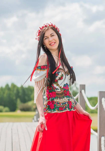 Українська Модна Жінка Вишитому Традиційному Одязі Концепція Сміливої України Людей — стокове фото