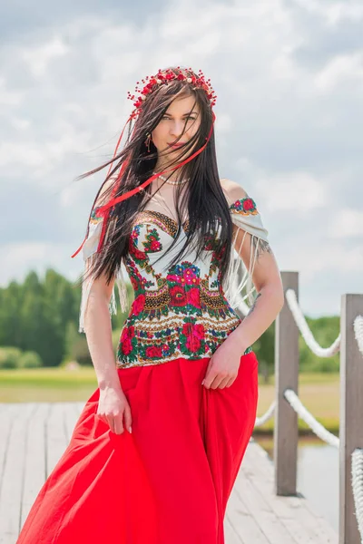 穿着刺绣传统服装的乌克兰时髦女人 勇敢的乌克兰和该国人民的概念 女士的民族服装风格 博豪混合时尚细节 斯拉夫黑发女士 — 图库照片