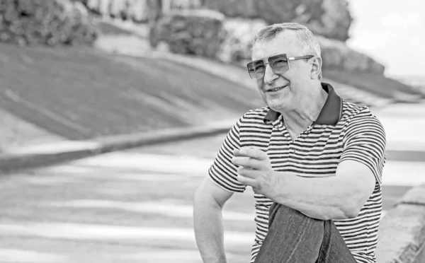 Älterer Europäischer Mann Mit Guter Laune Outdoor Porträt Der Stadt — Stockfoto