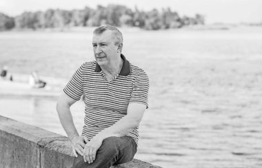 Hüzünlü felsefi bir havası olan yaşlı bir adam. 50-60 yıl sonra yaşam konsepti, sorunlar ve depresyon. Orta yaş bunalımı