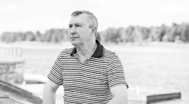 Hüzünlü felsefi bir havası olan yaşlı bir adam. 50-60 yıl sonra yaşam konsepti, sorunlar ve depresyon. Orta yaş bunalımı