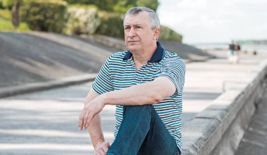 Hüzünlü felsefi bir havası olan yaşlı bir adam. 50-60 yıl sonra yaşam konsepti, sorunlar ve depresyon. Orta yaş bunalımı