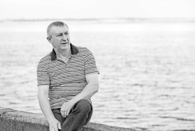 Hüzünlü felsefi bir havası olan yaşlı bir adam. 50-60 yıl sonra yaşam konsepti, sorunlar ve depresyon. Orta yaş bunalımı