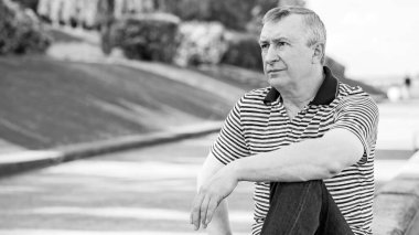 Hüzünlü felsefi bir havası olan yaşlı bir adam. 50-60 yıl sonra yaşam konsepti, sorunlar ve depresyon. Orta yaş bunalımı