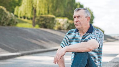 Hüzünlü felsefi bir havası olan yaşlı bir adam. 50-60 yıl sonra yaşam konsepti, sorunlar ve depresyon. Orta yaş bunalımı