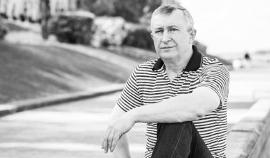 Hüzünlü felsefi bir havası olan yaşlı bir adam. 50-60 yıl sonra yaşam konsepti, sorunlar ve depresyon. Orta yaş bunalımı