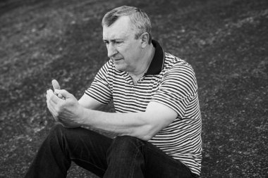 Hüzünlü felsefi bir havası olan yaşlı bir adam. 50-60 yıl sonra yaşam konsepti, sorunlar ve depresyon. Orta yaş bunalımı