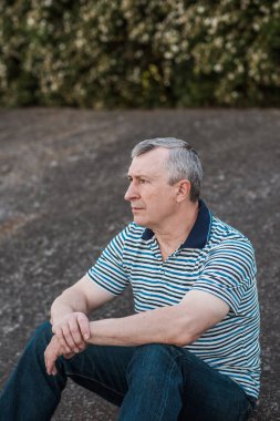 Hüzünlü felsefi bir havası olan yaşlı bir adam. 50-60 yıl sonra yaşam konsepti, sorunlar ve depresyon. Orta yaş bunalımı