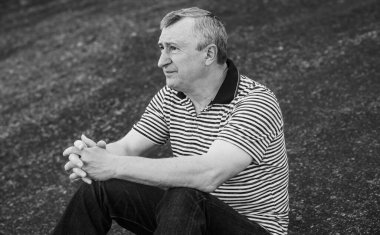 Hüzünlü felsefi bir havası olan yaşlı bir adam. 50-60 yıl sonra yaşam konsepti, sorunlar ve depresyon. Orta yaş bunalımı