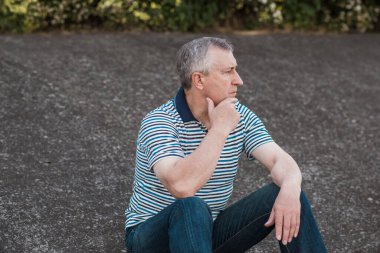 Hüzünlü felsefi bir havası olan yaşlı bir adam. 50-60 yıl sonra yaşam konsepti, sorunlar ve depresyon. Orta yaş bunalımı