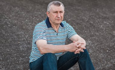 Hüzünlü felsefi bir havası olan yaşlı bir adam. 50-60 yıl sonra yaşam konsepti, sorunlar ve depresyon. Orta yaş bunalımı