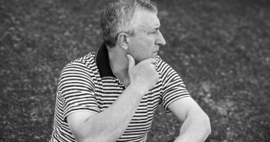 Hüzünlü felsefi bir havası olan yaşlı bir adam. 50-60 yıl sonra yaşam konsepti, sorunlar ve depresyon. Orta yaş bunalımı