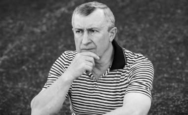 Hüzünlü felsefi bir havası olan yaşlı bir adam. 50-60 yıl sonra yaşam konsepti, sorunlar ve depresyon. Orta yaş bunalımı