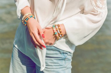  Boho tarzı aksesuarlar. Modaya uygun detaylar, etno moda. 70 'lerin hippi tarzı.