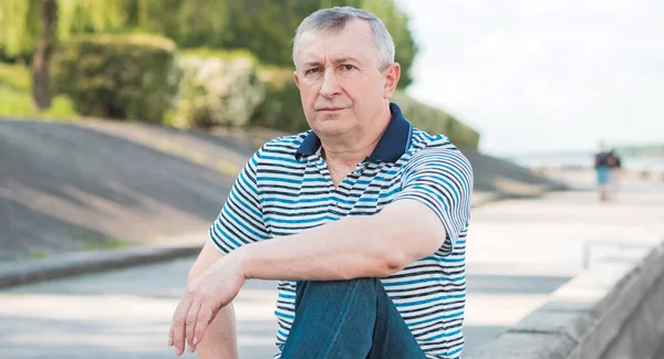 Hüzünlü felsefi bir havası olan yaşlı bir adam. 50-60 yıl sonra yaşam konsepti, sorunlar ve depresyon. Orta yaş bunalımı