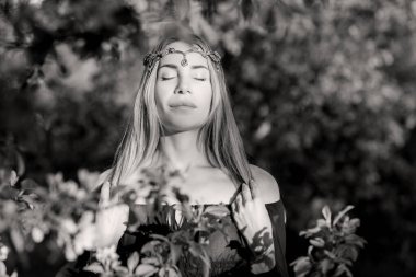 Eski Avrupa büyüsü, mistik sahne, doğadaki Slav kadın. Sihirli kehanet, Undina. Efsaneler, yaratıklar ve peri masalları için resimli fotoğraf. Nemfomanla mistik sahne