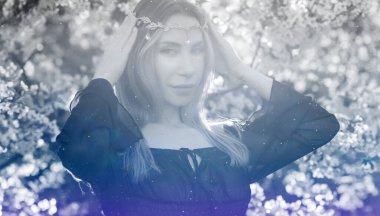 Eski Avrupa büyüsü, mistik sahne, doğadaki Slav kadın. Sihirli kehanet, Undina. Efsaneler, yaratıklar ve peri masalları için resimli fotoğraf. Nemfomanla mistik sahne