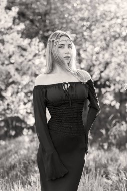 Eski Avrupa büyüsü, mistik sahne, doğadaki Slav kadın. Sihirli kehanet, Undina. Efsaneler, yaratıklar ve peri masalları için resimli fotoğraf. Nemfomanla mistik sahne