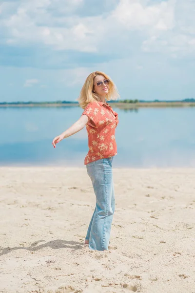 Frau Buntem Baumwollhemd Und Ausgestellten Jeans Trendige Klamotten Urlaubskonzept Stil — Stockfoto