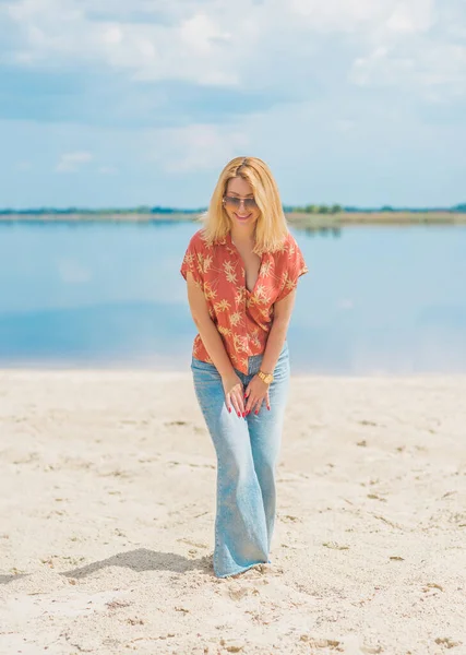 Frau Buntem Baumwollhemd Und Ausgestellten Jeans Trendige Klamotten Urlaubskonzept Stil — Stockfoto