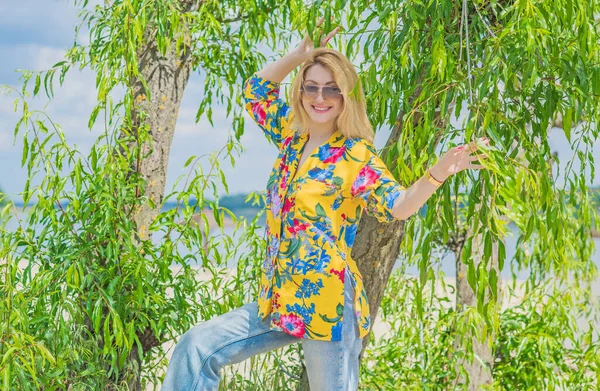 Renkli Pamuklu Gömlekli Kotlu Bir Kadın Moda Kıyafetler Tatil Konsepti — Stok fotoğraf