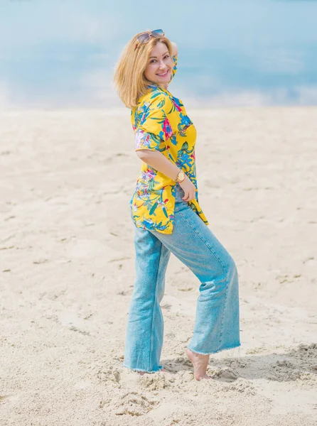 Renkli Pamuklu Gömlekli Kotlu Bir Kadın Moda Kıyafetler Tatil Konsepti — Stok fotoğraf