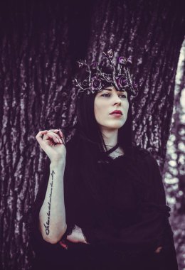 Cadılar Bayramı partisi konsepti, siyah dantel elbiseli gizemli kız. Güzel, uzun siyah saçlı, genç, kara cadı kadın. Cadılar Bayramı kutlamaları için ilham, fikirler ve basit detaylar.