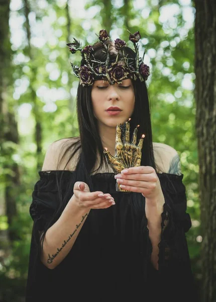 魔女は魔法のようなものを持つゴシック様式の女性を見てください 魔法の占いや予測の概念 — ストック写真