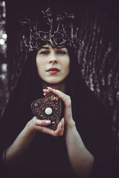 Mira Bruja Mujer Gótica Con Una Cosa Mágica Concepto Adivinación — Foto de Stock