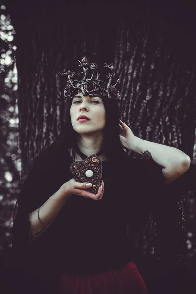 Mira Bruja Mujer Gótica Con Una Cosa Mágica Concepto Adivinación —  Fotos de Stock