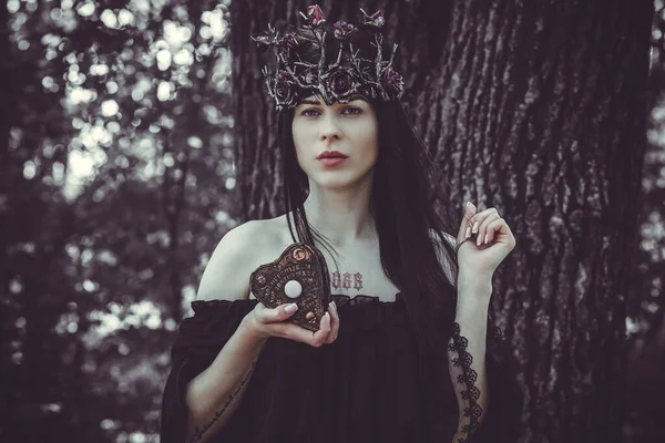 Mira Bruja Mujer Gótica Con Una Cosa Mágica Concepto Adivinación — Foto de Stock