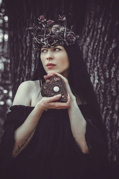 Spójrz Wiedźmę Gotycka Kobieta Magicznymi Rzeczami Koncepcja Wróżenia Przepowiednie Losu — Zdjęcie stockowe