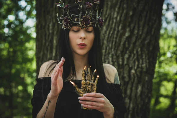 魔女は魔法のようなものを持つゴシック様式の女性を見てください 魔法の占いや予測の概念 — ストック写真