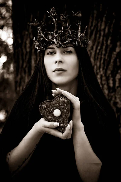 万圣节派对的理念 神秘的女孩穿着黑色花边手工制作的衣服 美丽的黑色长发年轻的黑女巫 庆祝活动 想法和简单而优美的细节之间的相互启发 — 图库照片