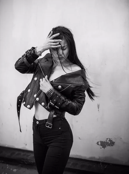 Grunge Tarzı Siyah Uzun Saçlı Deri Ceketli Güzel Seksi Genç — Stok fotoğraf