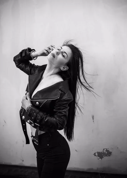 Estilo Grunge Hermosa Mujer Joven Sexy Con Pelo Largo Oscuro — Foto de Stock