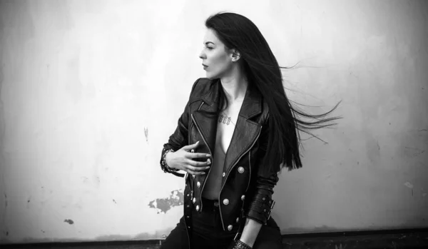 Estilo Grunge Hermosa Mujer Joven Sexy Con Pelo Largo Oscuro —  Fotos de Stock
