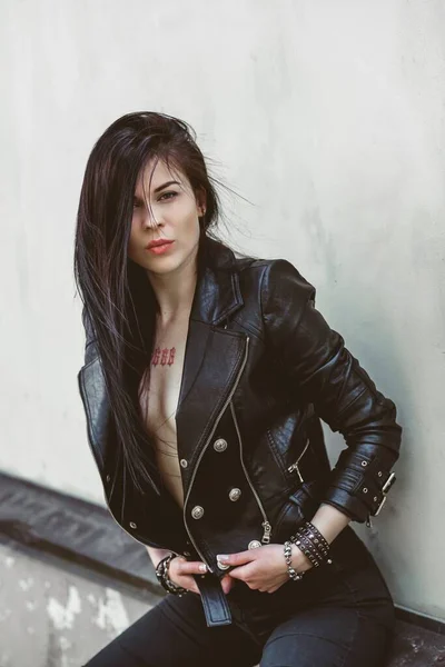 Грин Стайл Сексуальная Молодая Женщина Темными Длинными Волосами Кожаной Куртке — стоковое фото