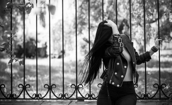 Grunge Style Όμορφη Σέξι Νεαρή Γυναίκα Σκούρα Μακριά Μαλλιά Δερμάτινο — Φωτογραφία Αρχείου