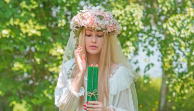 Gelin mumlardan, sihirli özelliklerden, bitkilerden ve çiçeklerden, Slav cadı ayinlerinden ve esrarengiz kavramlardan sihirler yapıyor.