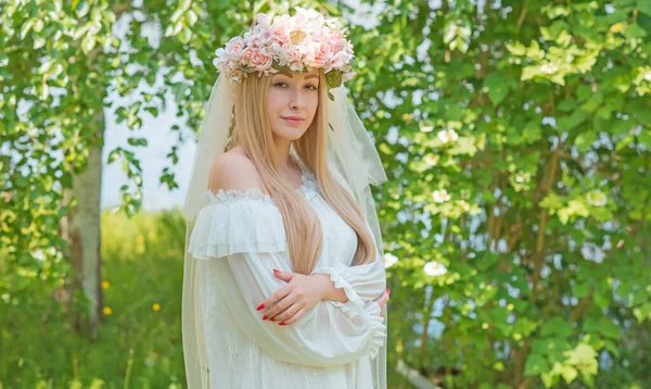 Tender Bride Kobieta Naturze Tradycyjne Prawdziwe Europejskie Damy Długimi Blond — Zdjęcie stockowe
