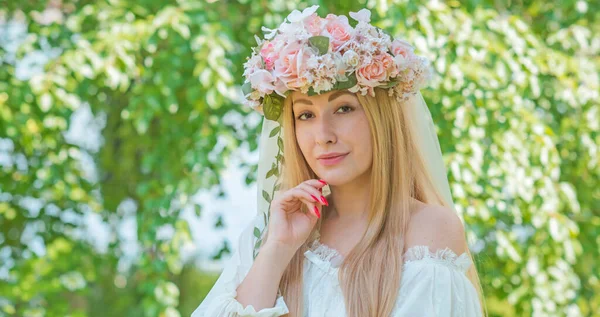 自然温柔的新娘 传统的真正的欧洲女人 金发碧眼 身穿白色蕾丝裙 头戴花环 — 图库照片