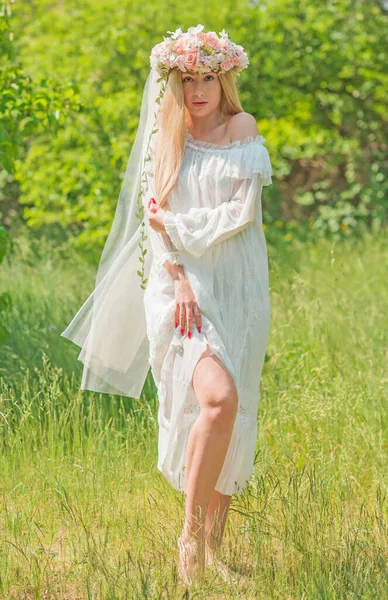 Нежная Невеста Природе Традиционная Настоящая Европейская Леди Длинными Светлыми Волосами — стоковое фото