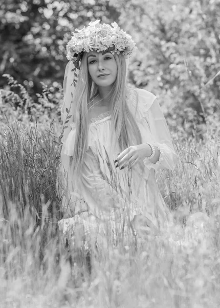 白いレースのドレスと花輪で長いブロンドの髪を持つ自然 伝統的な本物のヨーロッパの女性で公開花嫁の女性 — ストック写真