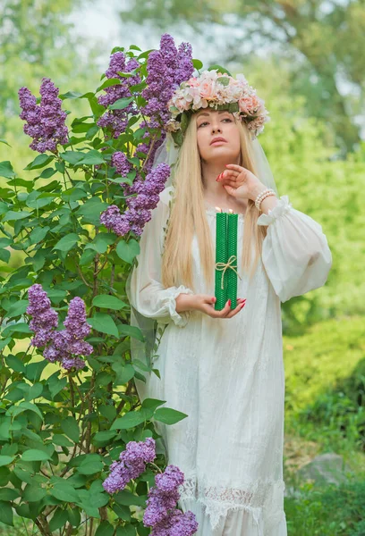 Mariée Faisant Magie Des Bougies Attributs Magiques Herbes Fleurs Rituels — Photo
