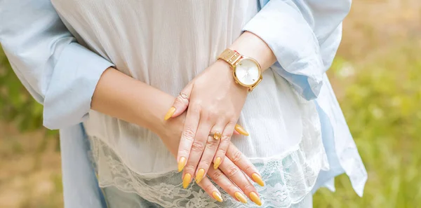 Żółte Paznokcie Pojęcie Manicure Wiosenne Letnie Pomysły Dla Kobiet Piękno — Zdjęcie stockowe