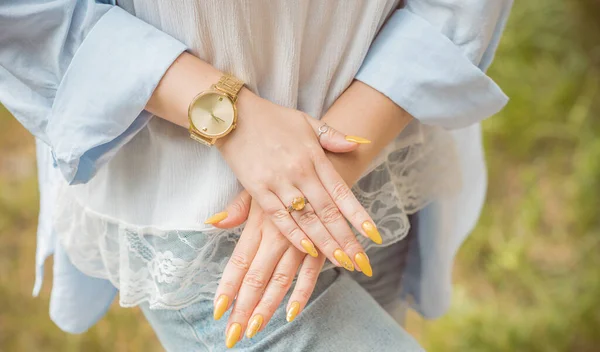 Żółte Paznokcie Pojęcie Manicure Wiosenne Letnie Pomysły Dla Kobiet Piękno — Zdjęcie stockowe